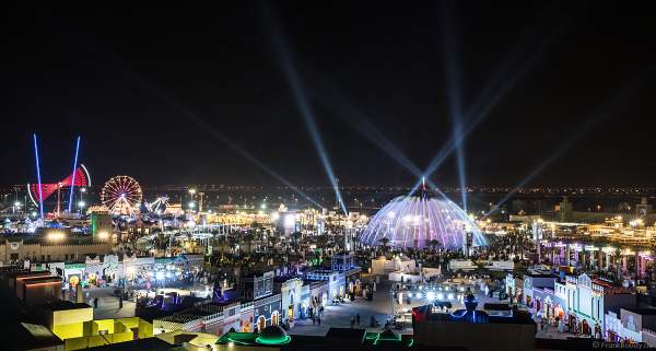 Überblick über das Festgelände des Sheikh Zayed Heritage Festival 2017/2018 in Abu Dhabi mit der imposanten Licht- und Wassershow