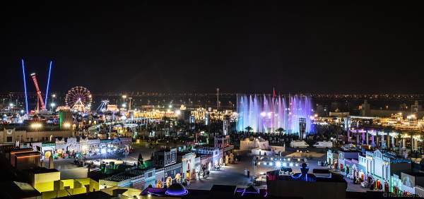 Imposante Wassershow am Abend beim Sheikh Zayed Heritage Festival 2017/2018 in Abu Dhabi