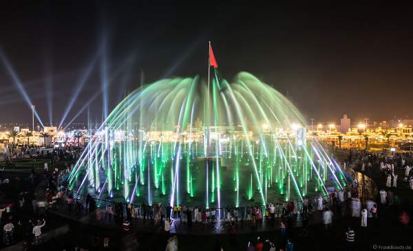 Imposante Wassershow am Abend beim Sheikh Zayed Heritage Festival 2017/2018 in Abu Dhabi