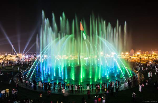 Imposante Wassershow am Abend beim Sheikh Zayed Heritage Festival 2017/2018 in Abu Dhabi
