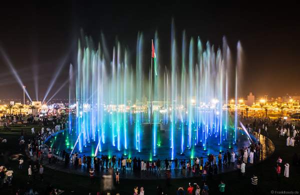 Imposante Wassershow am Abend beim Sheikh Zayed Heritage Festival 2017/2018 in Abu Dhabi