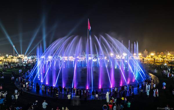 Imposante Wassershow am Abend beim Sheikh Zayed Heritage Festival 2017/2018 in Abu Dhabi