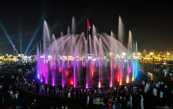 Imposante Wassershow am Abend beim Sheikh Zayed Heritage Festival 2017/2018 in Abu Dhabi