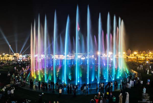Imposante Wassershow am Abend beim Sheikh Zayed Heritage Festival 2017/2018 in Abu Dhabi