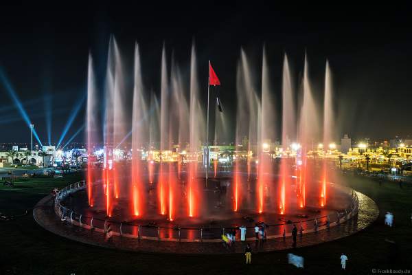 Imposante Wassershow am Abend beim Sheikh Zayed Heritage Festival 2017/2018 in Abu Dhabi