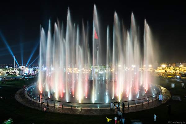 Imposante Wassershow am Abend beim Sheikh Zayed Heritage Festival 2017/2018 in Abu Dhabi