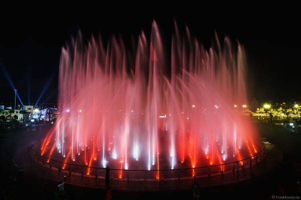 Imposante Wassershow am Abend beim Sheikh Zayed Heritage Festival 2017/2018 in Abu Dhabi