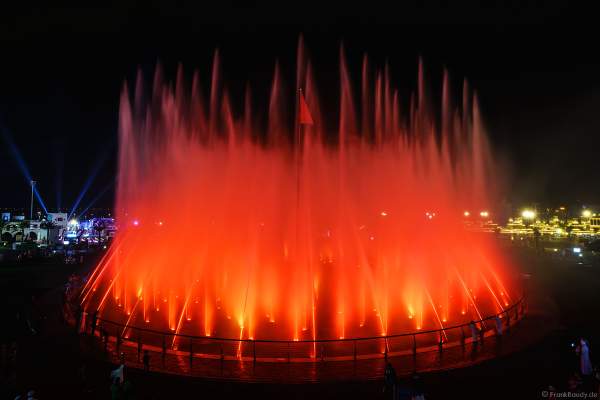 Imposante Wassershow am Abend beim Sheikh Zayed Heritage Festival 2017/2018 in Abu Dhabi