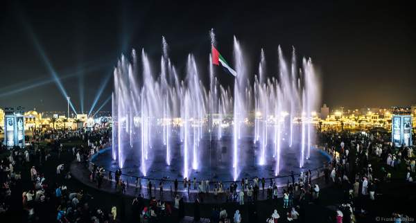 Imposante Wassershow am Abend beim Sheikh Zayed Heritage Festival 2017/2018 in Abu Dhabi