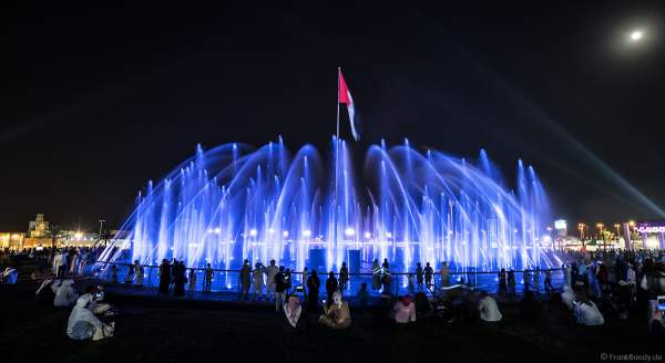 Imposante Wassershow am Abend beim Sheikh Zayed Heritage Festival 2017/2018 in Abu Dhabi