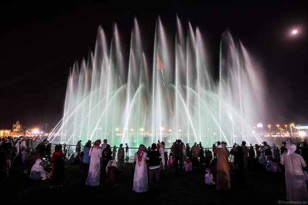 Imposante Wassershow am Abend beim Sheikh Zayed Heritage Festival 2017/2018 in Abu Dhabi