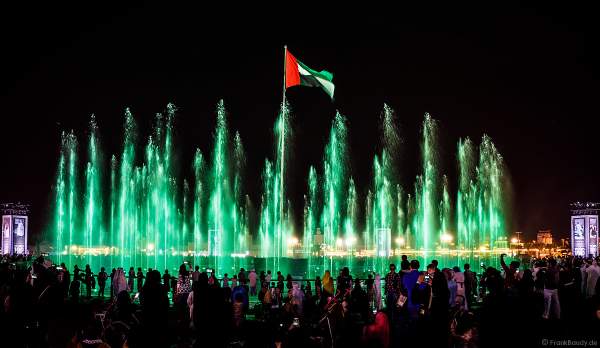 Imposante Wassershow am Abend beim Sheikh Zayed Heritage Festival 2017/2018 in Abu Dhabi