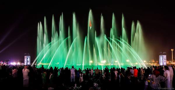 Imposante Wassershow am Abend beim Sheikh Zayed Heritage Festival 2017/2018 in Abu Dhabi