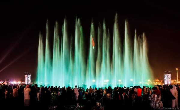 Imposante Wassershow am Abend beim Sheikh Zayed Heritage Festival 2017/2018 in Abu Dhabi