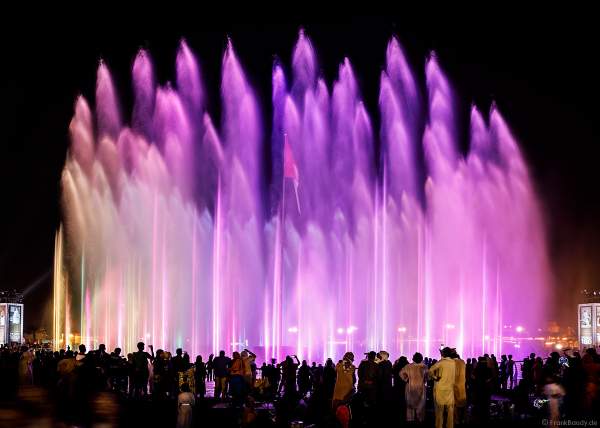 Imposante Wassershow am Abend beim Sheikh Zayed Heritage Festival 2017/2018 in Abu Dhabi