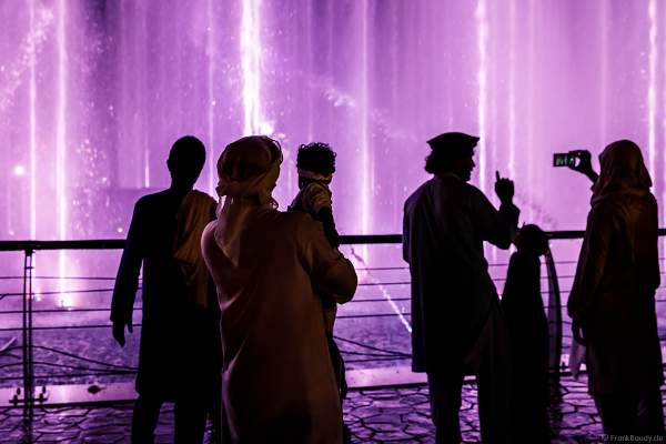 Staunende Zuschauer an der imposanten Wassershow beim Sheikh Zayed Heritage Festival 2017/2018 in Abu Dhabi