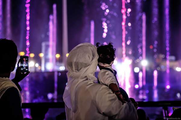 Staunende Zuschauer an der imposanten Wassershow beim Sheikh Zayed Heritage Festival 2017/2018 in Abu Dhabi