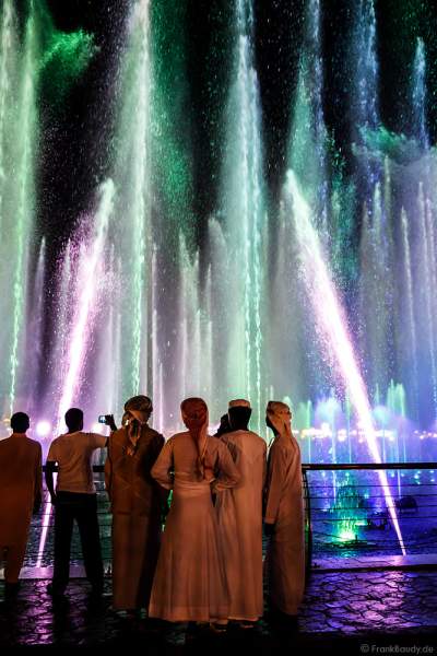 Staunende Zuschauer an der imposanten Wassershow beim Sheikh Zayed Heritage Festival 2017/2018 in Abu Dhabi