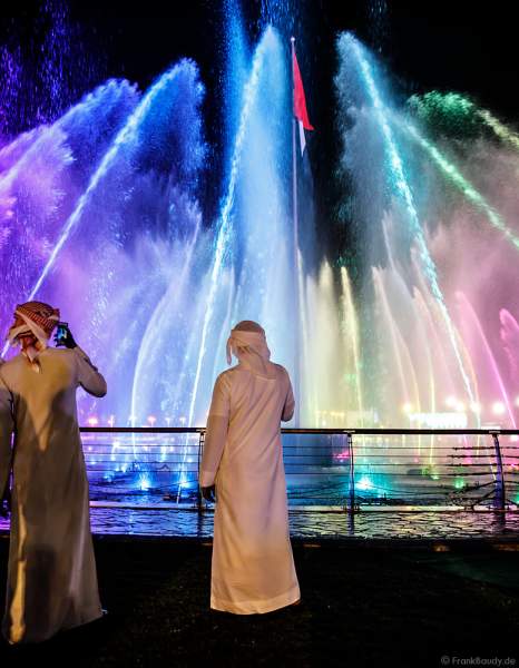 Staunende Zuschauer an der imposanten Wassershow beim Sheikh Zayed Heritage Festival 2017/2018 in Abu Dhabi
