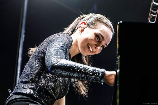 Die 16-jährige Pianistin Emily Bear bei Night of the Proms 2017 in der SAP Arena Mannheim