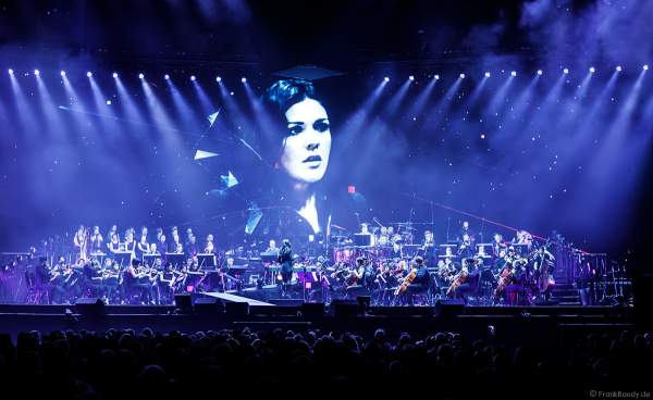 Dirigentin Alexandra Arrieche und das Antwerp Philharmonic Orchestra bei Night of the Proms 2017 in der SAP Arena Mannheim