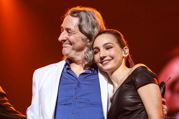 Roger Hodgson mit der Pianistin Emily Bear bei Night of the Proms 2017 in der SAP Arena Mannheim