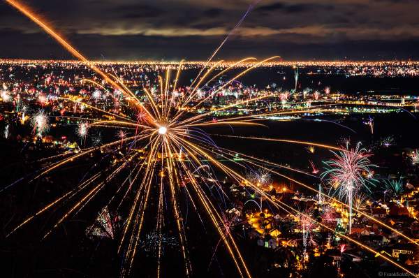 Feuerwerk an der Südlichen Weinstraße zu Silvester/Neujahr 2017-2018 über Hambach, Diedesfeld, Neustadt und Lachen-Speyerdorf mit Fernblick Richtung Ludwigshafen, Mannheim und Heidelberg