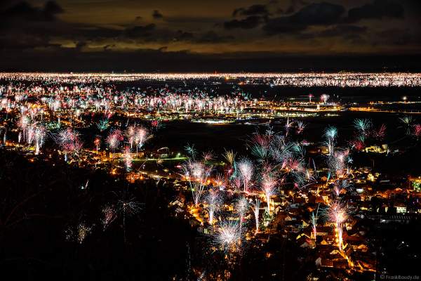 Feuerwerk an der Südlichen Weinstraße zu Silvester/Neujahr 2017-2018 über Hambach, Diedesfeld, Neustadt und Lachen-Speyerdorf mit Fernblick Richtung Ludwigshafen, Mannheim und Heidelberg