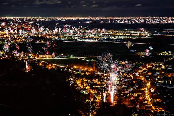 Feuerwerk an der Südlichen Weinstraße zu Silvester/Neujahr 2017-2018 über Hambach, Diedesfeld, Neustadt und Lachen-Speyerdorf mit Fernblick Richtung Ludwigshafen, Mannheim und Heidelberg