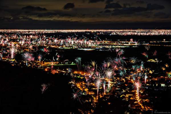 Feuerwerk an der Südlichen Weinstraße zu Silvester/Neujahr 2017-2018 über Hambach, Diedesfeld, Neustadt und Lachen-Speyerdorf mit Fernblick Richtung Ludwigshafen, Mannheim und Heidelberg