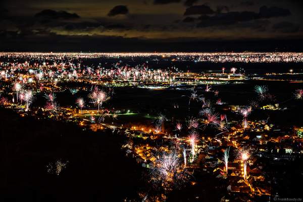 Feuerwerk an der Südlichen Weinstraße zu Silvester/Neujahr 2017-2018 über Hambach, Diedesfeld, Neustadt und Lachen-Speyerdorf mit Fernblick Richtung Ludwigshafen, Mannheim und Heidelberg