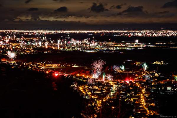 Feuerwerk an der Südlichen Weinstraße zu Silvester/Neujahr 2017-2018 über Hambach, Diedesfeld, Neustadt und Lachen-Speyerdorf mit Fernblick Richtung Ludwigshafen, Mannheim und Heidelberg
