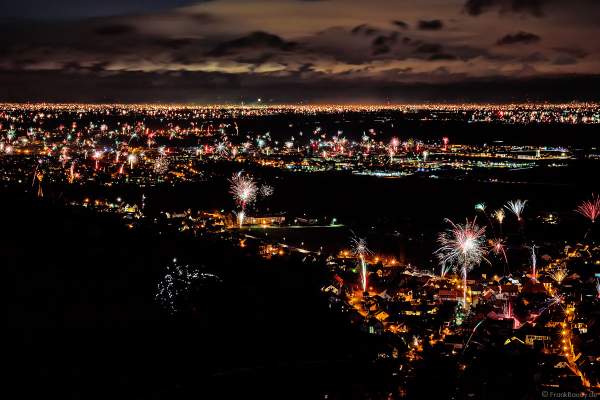 Feuerwerk an der Südlichen Weinstraße zu Silvester/Neujahr 2017-2018 über Hambach, Diedesfeld, Neustadt und Lachen-Speyerdorf mit Fernblick Richtung Ludwigshafen, Mannheim und Heidelberg