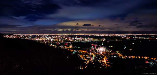 Feuerwerk an der Südlichen Weinstraße zu Silvester/Neujahr 2017-2018 über Hambach, Diedesfeld, Neustadt und Lachen-Speyerdorf mit Fernblick Richtung Ludwigshafen, Mannheim und Heidelberg