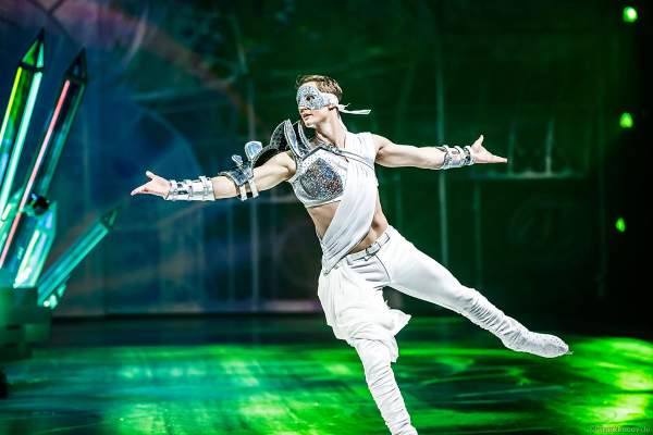 Eisläufer und Model Wesley Campbell bei der Eisshow ATLANTIS von Holiday on Ice in der Festhalle Frankfurt und SAP Arena Mannheim 2017-2018