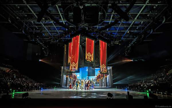 Darsteller von Holiday on Ice ATLANTIS: Evgenii "Johnny" Belianin, Wesley Campbell, Caydee Denney, Matti Landgraf, Daria "Dasha" Perminova, Taisia Bondarenko, Tim Yang, Garrett Kling, Tatiana Kozmava, Oleksii Shumskyi, Brooke Andersen, Anne-Gaëlle Appelhans, Kathryn Bradley, Jamie Ann Chandler, Denis Cheprasov, Joshua Cowell, Matthew Fogg, Julie Fontbonne, Garrett Gosselin, Michaela Graham, Courtney Gray, Shannon Grossman, Giulia Isceri, Paula Jagodzinska, Adam Jukes, Mariya Kayl, Pavlo Khimich, Asya Mukhtarullina, Kristen Piché, Thomas Rochelet, Rafael Schupp, Karen Srom-Cordier, Julia Winter, Wiktor Witkowski, Courtney Wren 