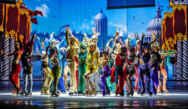 Darsteller von Holiday on Ice ATLANTIS: Evgenii "Johnny" Belianin, Wesley Campbell, Caydee Denney, Matti Landgraf, Daria "Dasha" Perminova, Taisia Bondarenko, Tim Yang, Garrett Kling, Tatiana Kozmava, Oleksii Shumskyi, Brooke Andersen, Anne-Gaëlle Appelhans, Kathryn Bradley, Jamie Ann Chandler, Denis Cheprasov, Joshua Cowell, Matthew Fogg, Julie Fontbonne, Garrett Gosselin, Michaela Graham, Courtney Gray, Shannon Grossman, Giulia Isceri, Paula Jagodzinska, Adam Jukes, Mariya Kayl, Pavlo Khimich, Asya Mukhtarullina, Kristen Piché, Thomas Rochelet, Rafael Schupp, Karen Srom-Cordier, Julia Winter, Wiktor Witkowski, Courtney Wren 