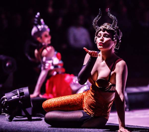 Asya Mukhtarullina bei der Eisshow ATLANTIS von Holiday on Ice in der Festhalle Frankfurt und SAP Arena Mannheim 2017-2018