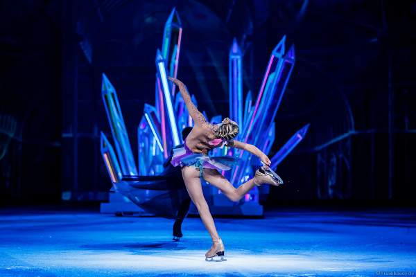 Eisläuferin bei der Eisshow ATLANTIS von Holiday on Ice in der Festhalle Frankfurt und SAP Arena Mannheim 2017-2018
