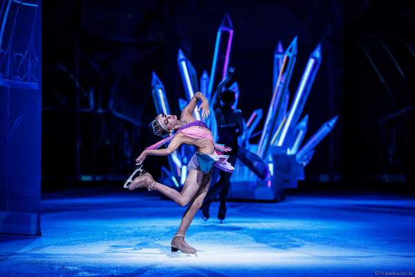Eisläuferin bei der Eisshow ATLANTIS von Holiday on Ice in der Festhalle Frankfurt und SAP Arena Mannheim 2017-2018