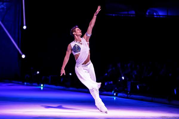 Eisläufer und Model Wesley Campbell bei der Eisshow ATLANTIS von Holiday on Ice in der Festhalle Frankfurt und SAP Arena Mannheim 2017-2018