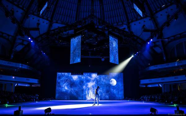 Wesley Campbell in der Szene "Talking to the Moon" bei der Eisshow ATLANTIS von Holiday on Ice in der Festhalle Frankfurt und SAP Arena Mannheim 2017-2018