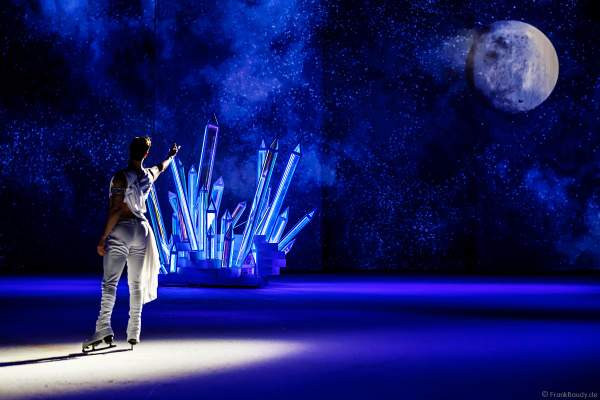 Wesley Campbell in der Szene "Talking to the Moon" bei der Eisshow ATLANTIS von Holiday on Ice in der Festhalle Frankfurt und SAP Arena Mannheim 2017-2018