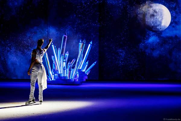 Wesley Campbell in der Szene "Talking to the Moon" bei der Eisshow ATLANTIS von Holiday on Ice in der Festhalle Frankfurt und SAP Arena Mannheim 2017-2018
