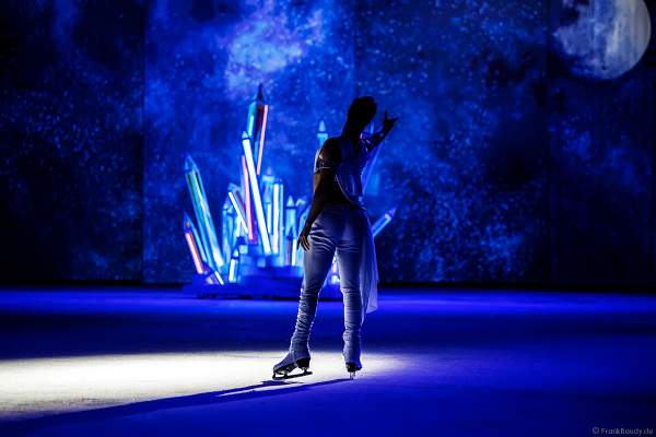 Wesley Campbell in der Szene "Talking to the Moon" bei der Eisshow ATLANTIS von Holiday on Ice in der Festhalle Frankfurt und SAP Arena Mannheim 2017-2018