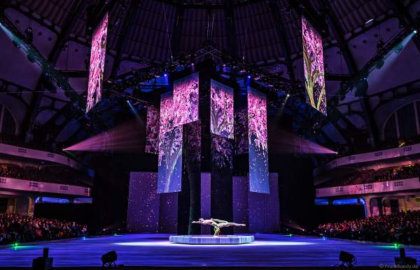 Tim Yang und Taisia Bondarenko als Strapaten- und Adagioduo bei der Eisshow ATLANTIS von Holiday on Ice in der Festhalle Frankfurt und SAP Arena Mannheim 2017-2018