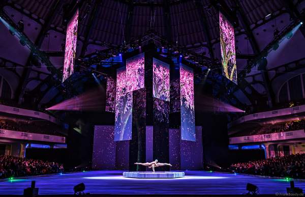 Tim Yang und Taisia Bondarenko als Strapaten- und Adagioduo bei der Eisshow ATLANTIS von Holiday on Ice in der Festhalle Frankfurt und SAP Arena Mannheim 2017-2018