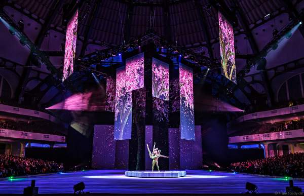 Tim Yang und Taisia Bondarenko als Strapaten- und Adagioduo bei der Eisshow ATLANTIS von Holiday on Ice in der Festhalle Frankfurt und SAP Arena Mannheim 2017-2018