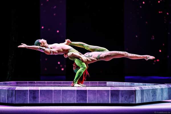 Tim Yang und Taisia Bondarenko als Strapaten- und Adagioduo bei der Eisshow ATLANTIS von Holiday on Ice in der Festhalle Frankfurt und SAP Arena Mannheim 2017-2018