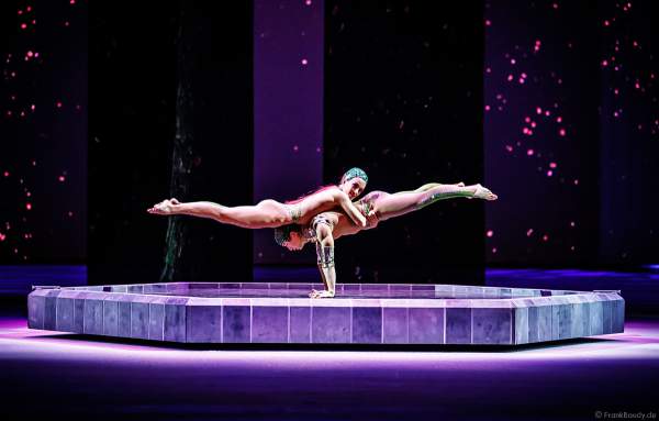 Tim Yang und Taisia Bondarenko als Strapaten- und Adagioduo bei der Eisshow ATLANTIS von Holiday on Ice in der Festhalle Frankfurt und SAP Arena Mannheim 2017-2018